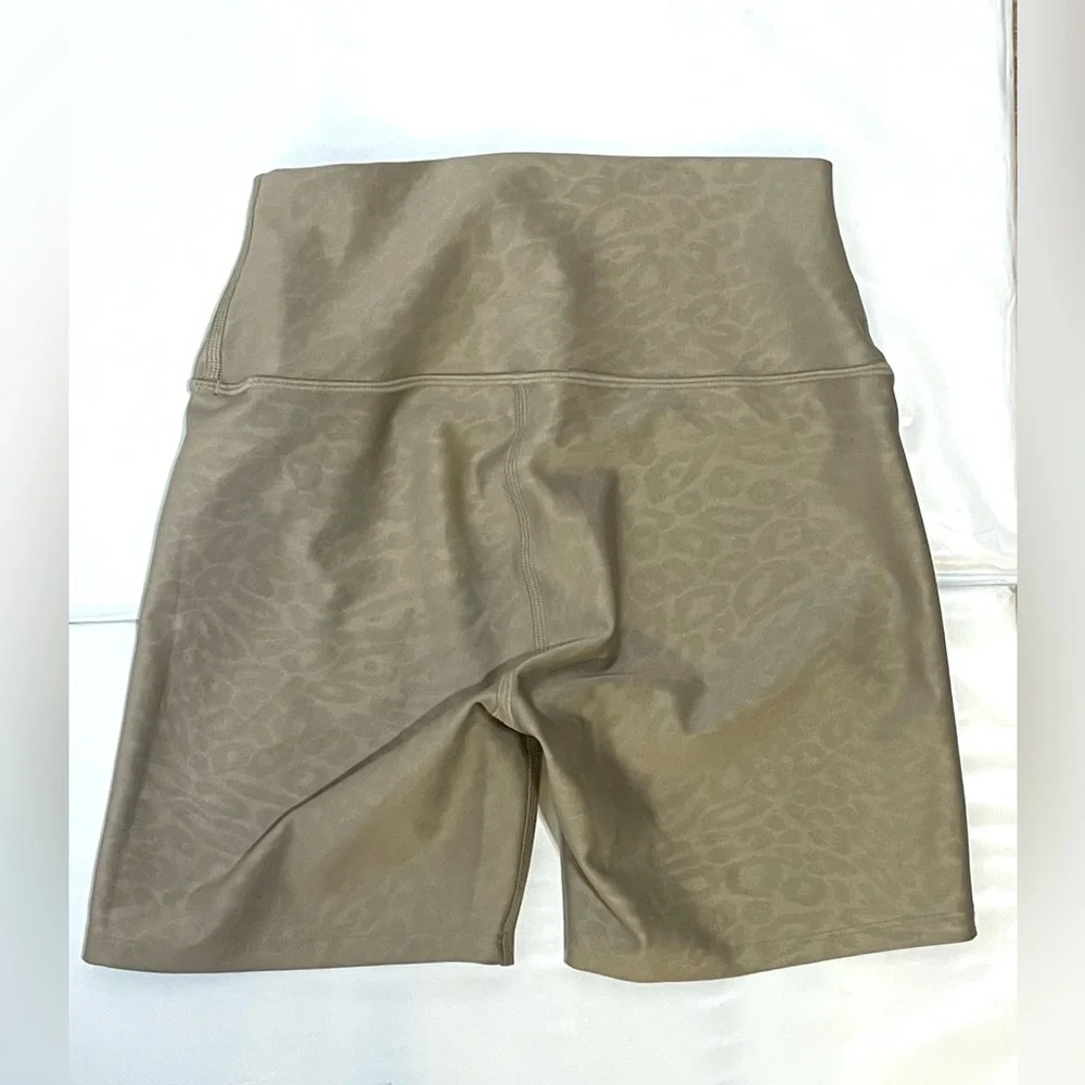 ALO Yoga Women's Leopard Print Tan Light Brown Bike‎ Shorts XS